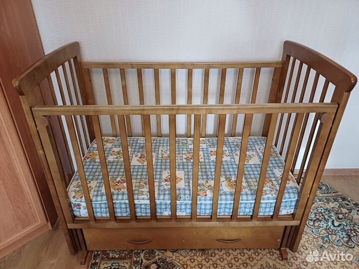 Детская кроватка с маятником и ящиком