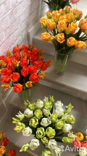 Тюльпаны в имитации воды в вазах