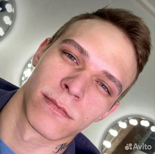Модель на окрашивание бровей