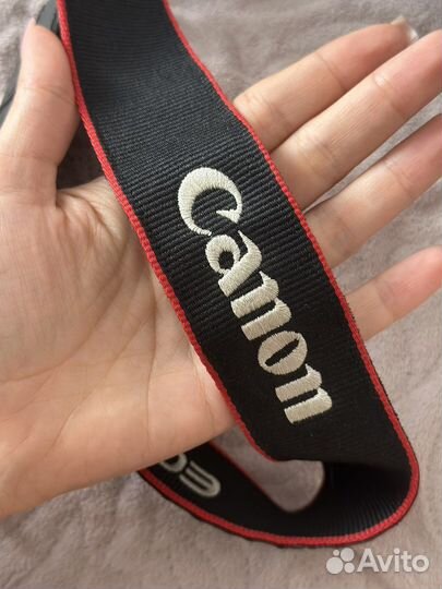 Зеркальный фотоаппарат Cannon 1000D