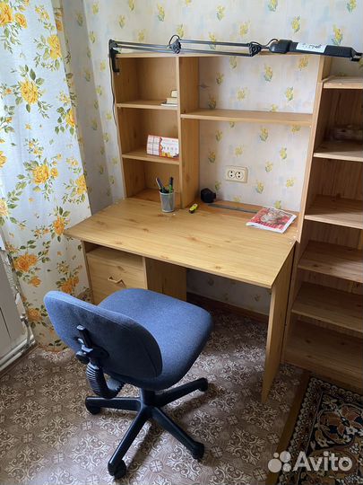 Рабочий стол для школьника со стеллажом, стулом