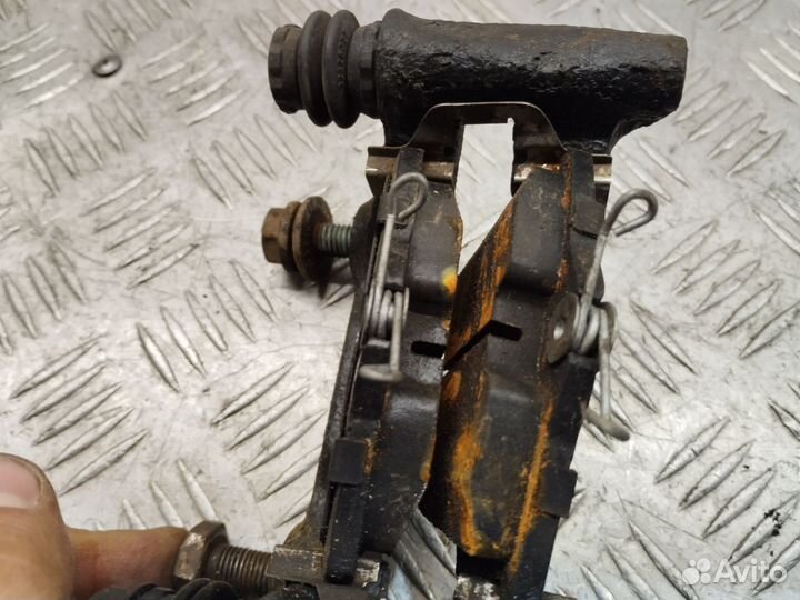 Скоба заднего суппорта с колодками Golf 4