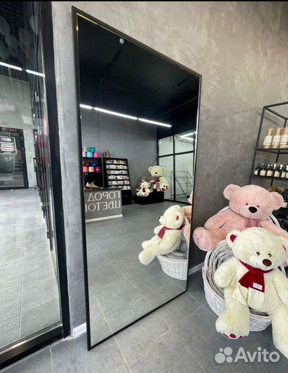 Зеркало в металлической раме