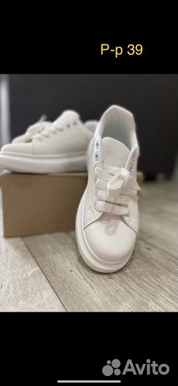 Кроссовки для девушек