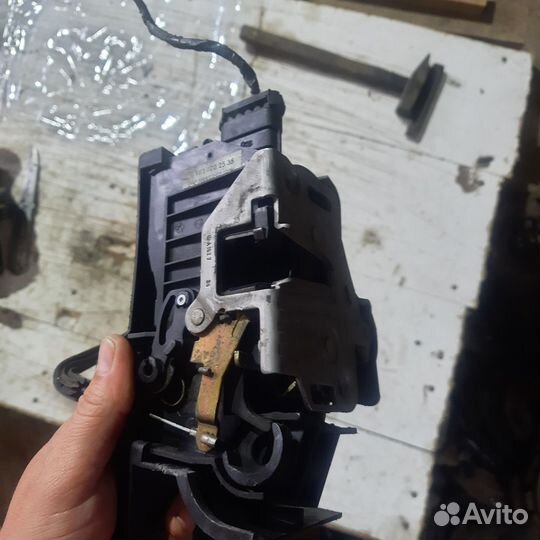 Замок передней левой двери