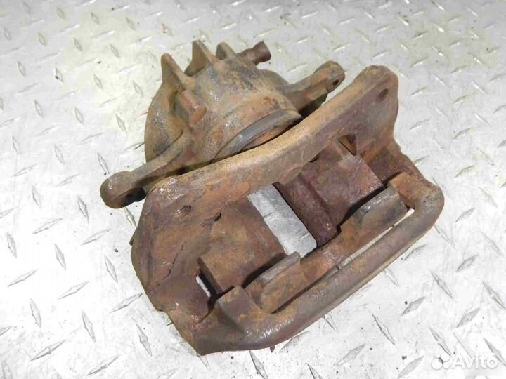 Суппорт передний правый Mitsubishi Carisma (DA)