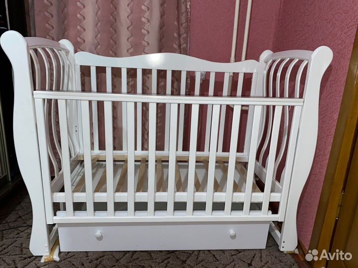 Детская кроватка с универсальным маятником