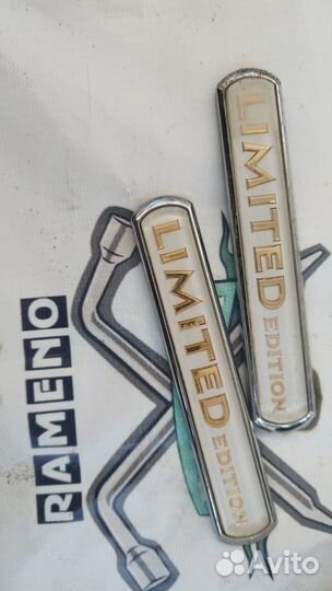 Эмблемы Limited Edition Toyota Camry 40