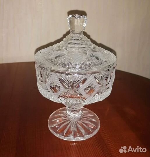 Хрустальная конфетница с крышкой