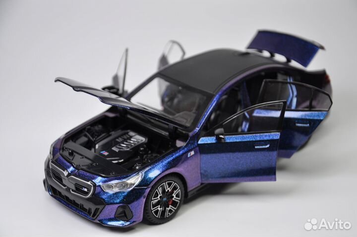 Модель авто BMW i5 M60 xDrive (G60) 1:24 металл