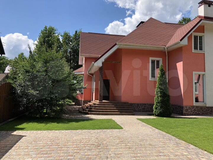 Коттедж 197 м² на участке 7,5 сот.
