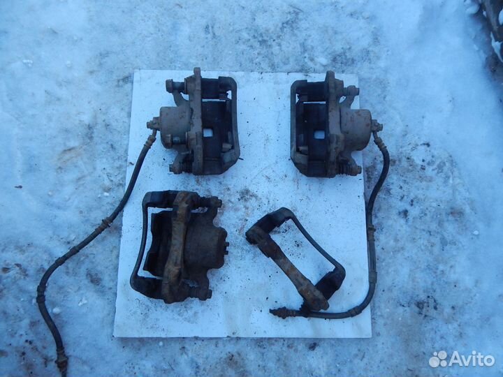 Суппорт тормозной передний Nissan Maxima A33