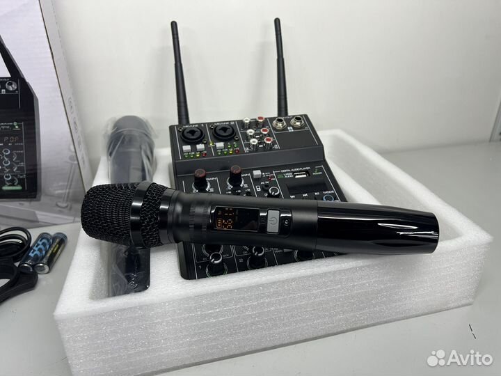 Микшерный пульт с двумя радиосистемами