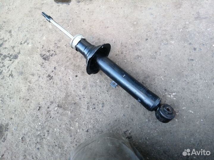 Амортизатор передний Toyota Altezza Mark 2 Chaser