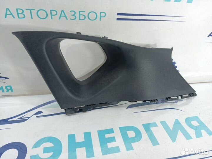 Обшивка стойки задняя правая Geely Coolray 1.5