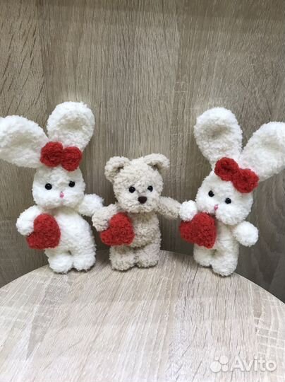 Вязанные игрушки «зайка и мишка с сердечком»