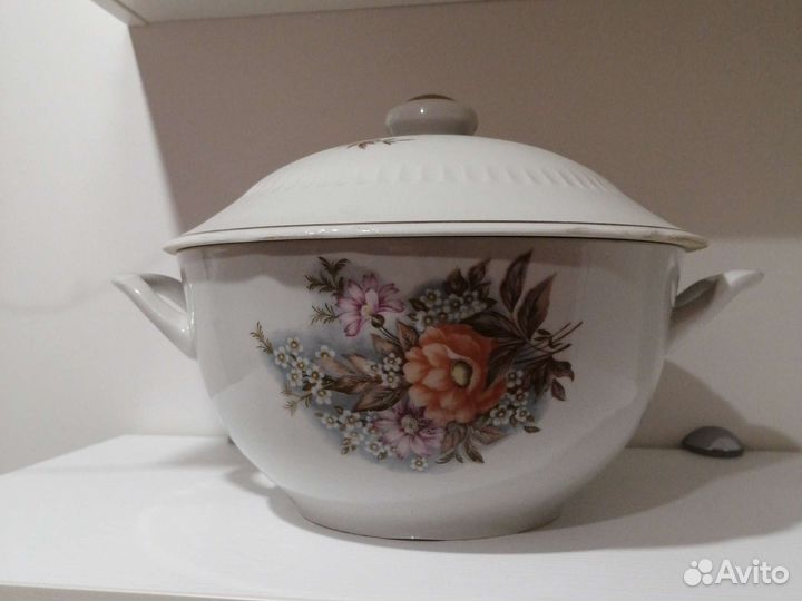 Супница с крышкой