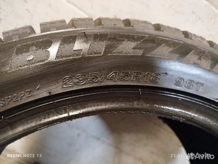 Bridgestone Blizzak Spike-02 235/45 R18 98T