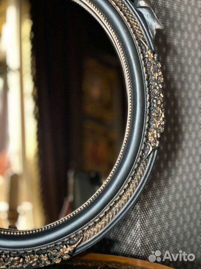 Зеркало в винтажном стиле в овальном багете