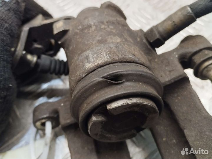 Суппорт задний левый Volkswagen Sharan 95-00