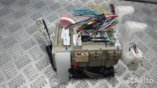 Блок предохранителей toyota avensis T27 (LNI19M102