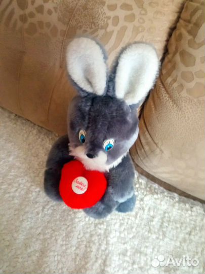 Большой плюшевый заяц