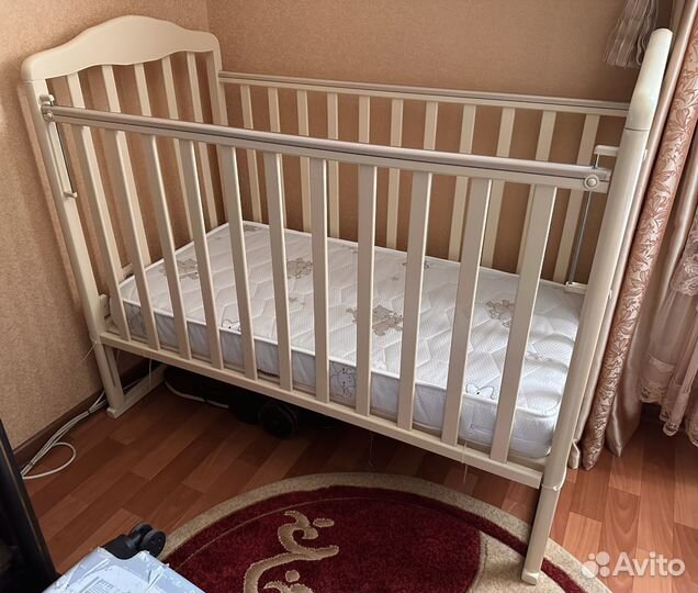 Детская кроватка с матрасом