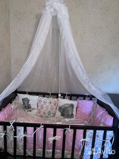 Детская кроватка с маятником