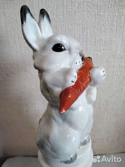 Статуэтки «Заяц с морковкой» 