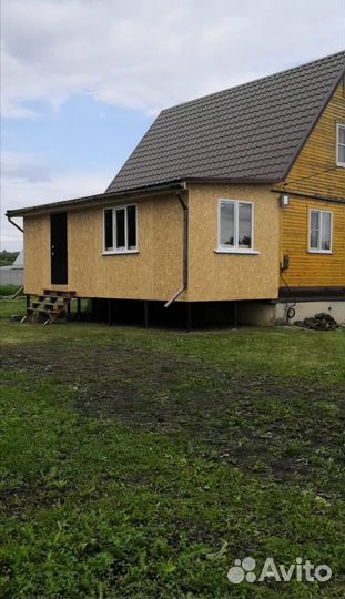 Бригада строителей /монтаж кровли/пристройки