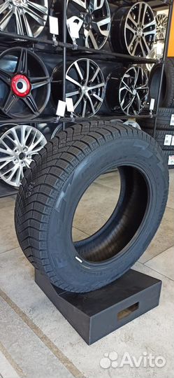 Pirelli Ice Zero FR 215/55 R17