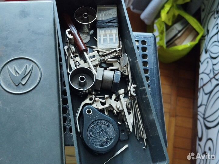 Швейные принадлежности, нитки пуговицы молнии