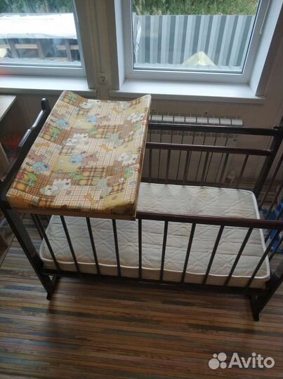 Кроватка детская с матрацом и пеленальным столиком