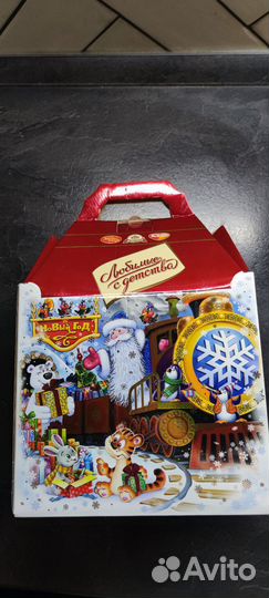 Новогодняя картонная коробка
