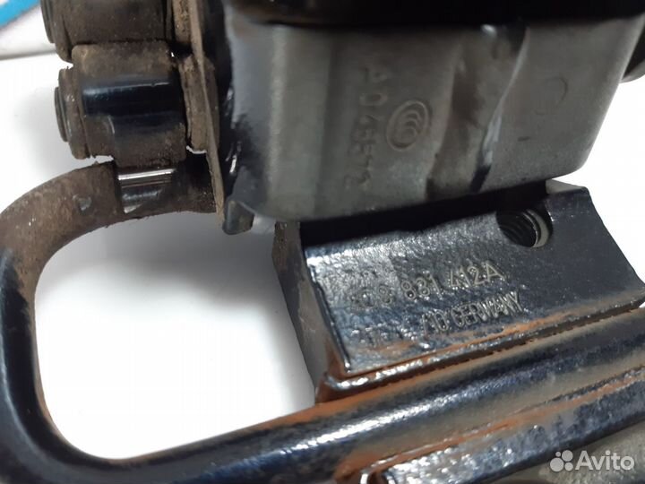 Петля двери передняя правая Volkswagen Passat B6