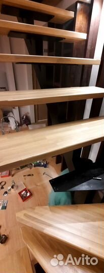 Лестница на металлокаркасе г-образная