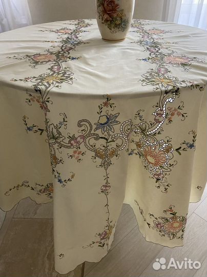 Винтажная Мадейра. Скатерть с цветной вышивкой