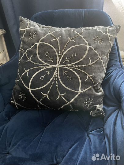 Дизайнерская подушка с вышивкой и бисером чехол