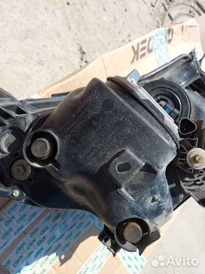 Фара левая Toyota RAV4 ксенон 13-15 8114542570