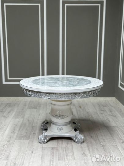 Стол и стулья в гостиную. В наличии