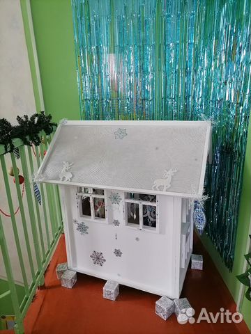 Большой деревянный кукольный домик с мебелью