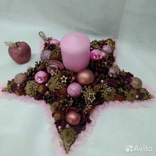 Новогодний венок из шишек в виде звезды