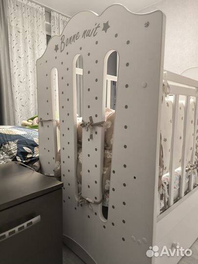 Детская кроватка с маятником и ящиком