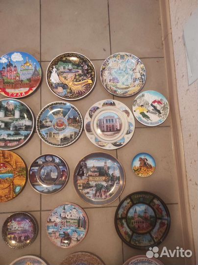 Сувенирные тарелки разных городов и стран