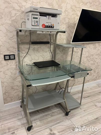 Компьютерный стол стеклянный