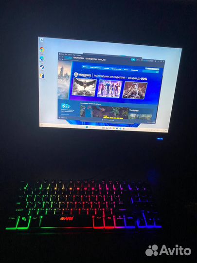 Игровой компьютер с монитором и клавиатурой