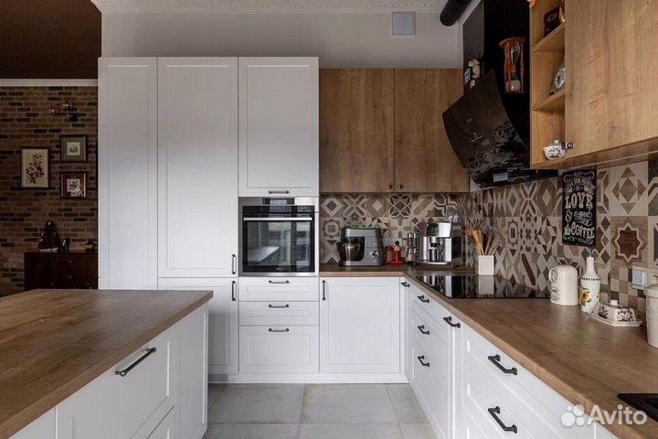 Кухня с каменным островом