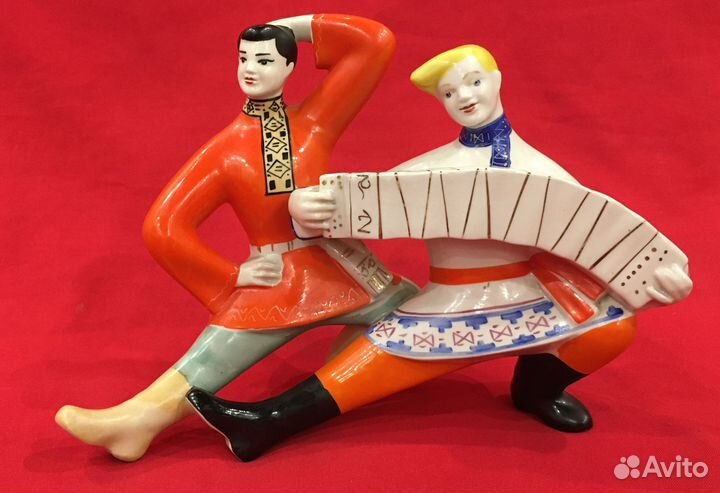 Статуэтка фарфоровая. Перепляс с гармонью. СССР