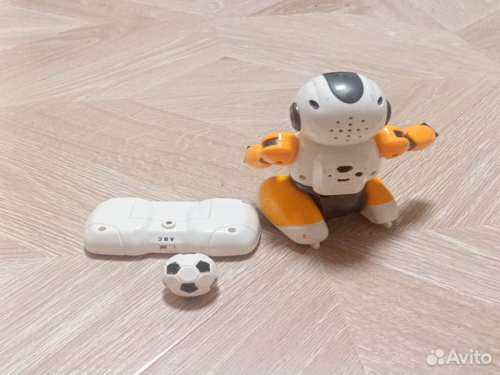 Игрушечный робот с мини мячиком