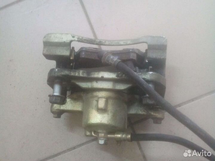 Супорт передний L Toyota Corolla E12 JBC 0585